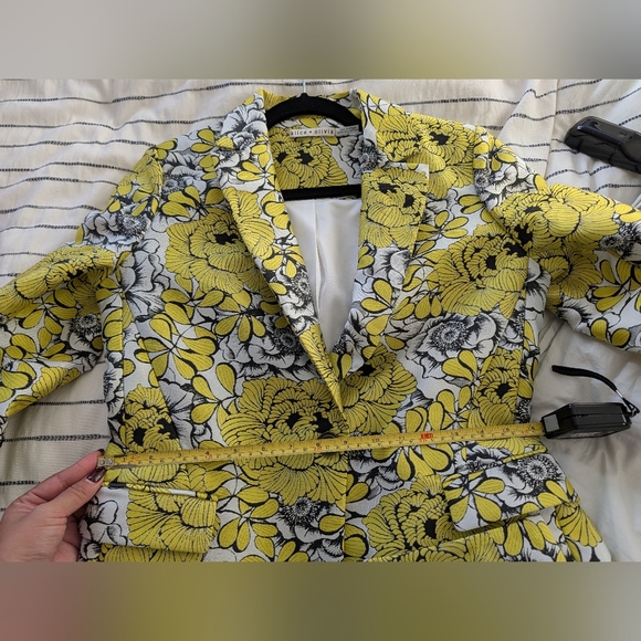 Alice & Olivia Short Set Suit - Picture 6 of 12